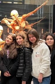 Gli studenti della curvatura biomedica in visita alla mostra «Real Bodies»